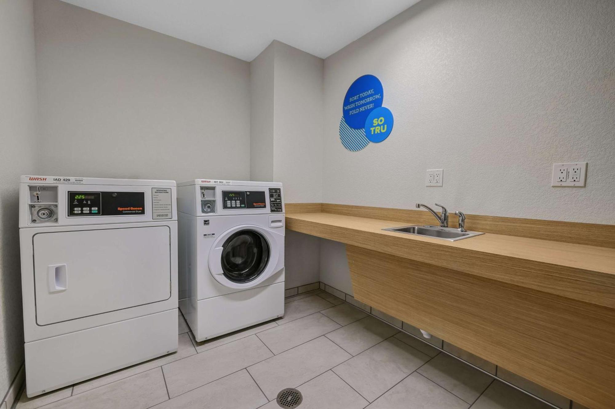 Tru By Hilton Lathrop Hotel Bagian luar foto